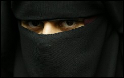 القبض على رجل يتسول بلباس امرأة غرب عمان !