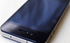 ردا على مشكلة فقدان الإشارة في "iPhone 4"  ..  أبل تقترح حمل الجهاز بطريقة معينة!!