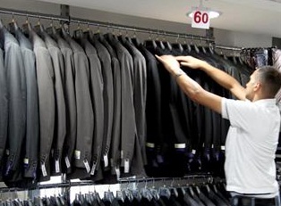 محلات تصفية الملابس تجذب الباحثين عن الموضة