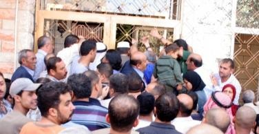 مواطنون استثمروا في " البورصات " عشرات الاف الدنانير فاستردوا قروشا  !!
