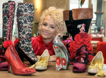 رؤية النساء للشهيرات يروجن للأحذية تؤثر على أدمغتهن
