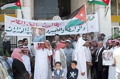 عمال مياومة يعتصمون امام الديوان الملكي ورئاسة الوزراء 