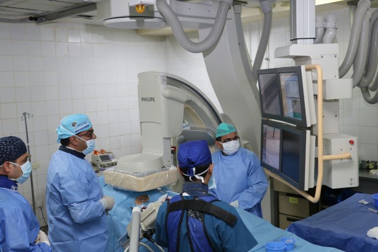  إجراء عملية الناسور الكهفي السباتي الدماغي في مدينة الحسين الطبية