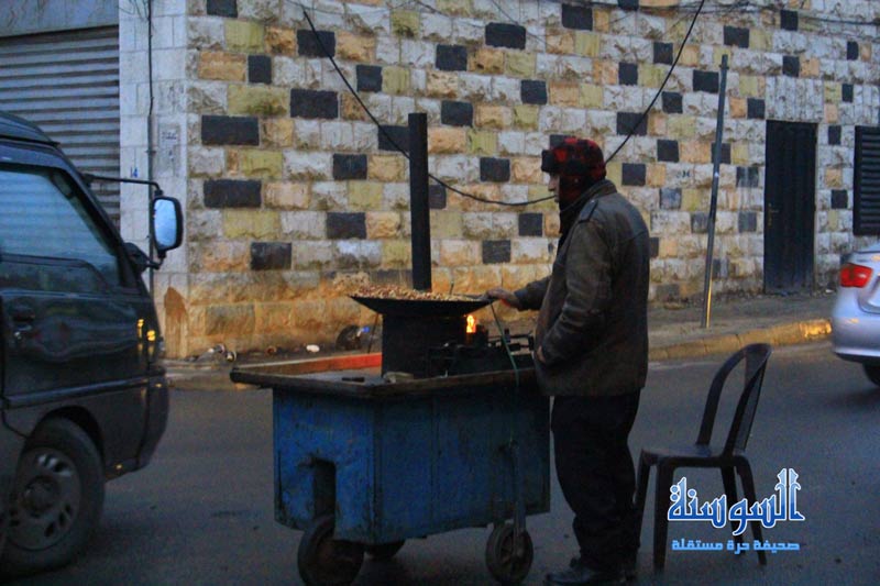 مسن يتحدى البرد لكسب الرزق