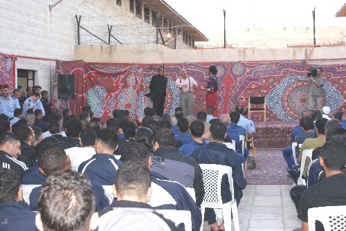 غسان المشيني يقدم مسرحية " انا مش مسؤول "  في مركز إصلاح وتأهيل البلقاء 
