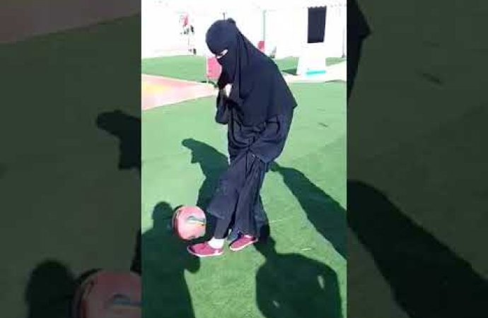 فتاة سعودية تلعب كرة القدم بالعباءة - فيديو