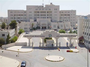 الطفيلة تجري صيانة لطريق الاغوار بعد الانهيارات