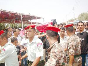وزير الداخلية ومديرا الأمن العام والدفاع المدني يعزيان آل العلاونة 