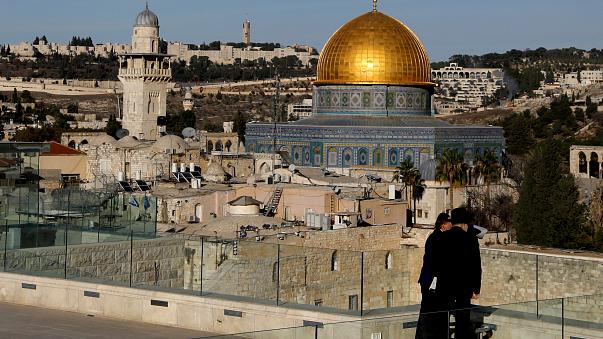ملياردير يعرض تمويل نقل سفارة واشنطن إلى القدس