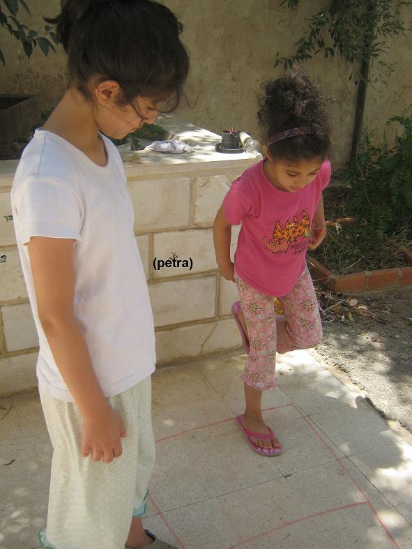 فتيات يستعدن في ليالي رمضان لعبة الحجلة من الذاكرة الشعبية