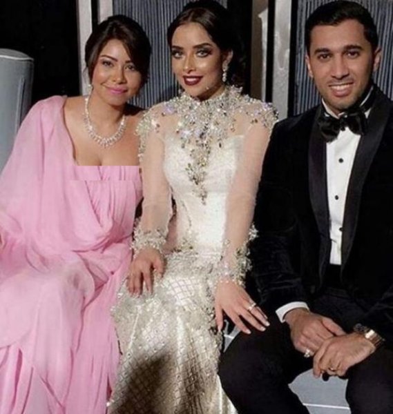 بلقيس فتحي أول فنانة تهنئ شيرين وحسام حبيب بزواجهما