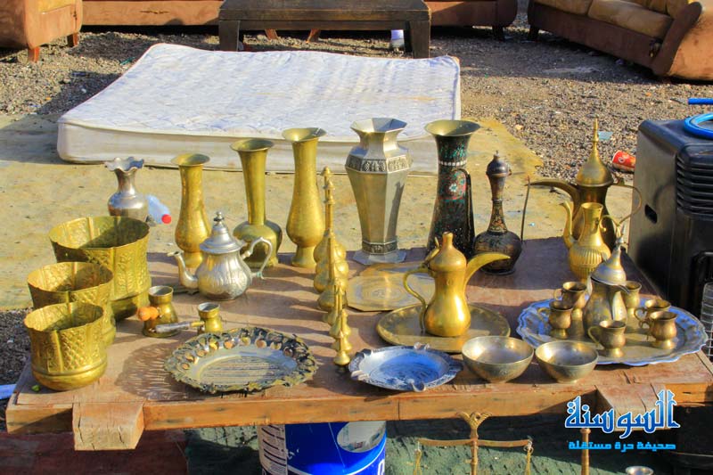 تحف على قارعة الطريق