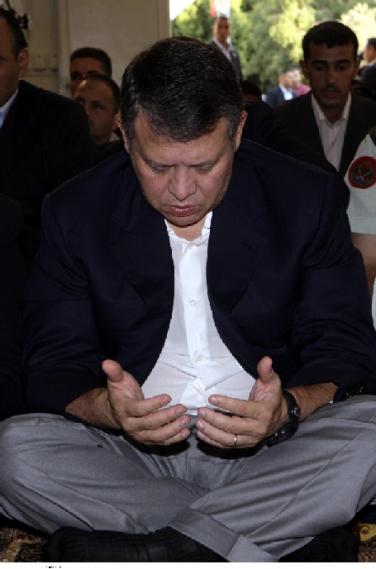 الملك يشارك المصلين صلاتي العشاء والتراويح