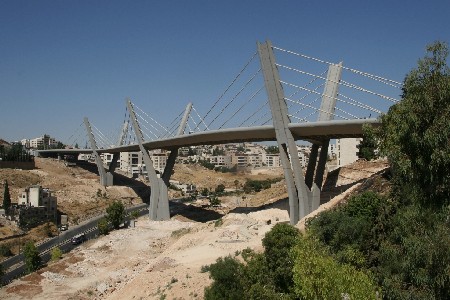 حدائق ومواقف ومرافق تجارية أسفل جسر عمان المعلق 