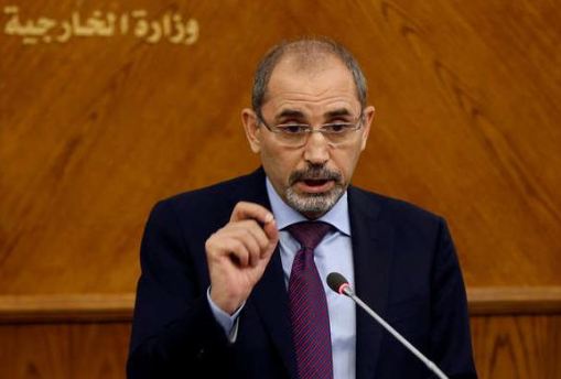 ناشطة تسأل الصفدي وهكذا أجاب 