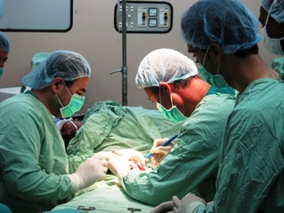 تركيب جهاز لطفل مشلول يعيد له التنفس الطبيعي بمستشفى الملك المؤسس 
