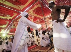 سودانيون يجلدون بالسوط لاستعراض شجاعتهم في الأعراس