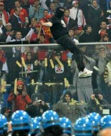 الغاء مباراة ايطاليا وصربيا بسبب شغب الهوليجانز