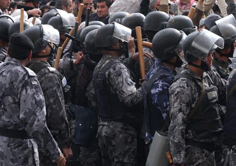 مشاجرة اربد الأهلية : القبض على 40 طالبا واطلاق قنابل دخانية وتكسير سيارات