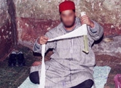 السجن لمشعوذ يعالج النساء بالتقبيل و اللمس