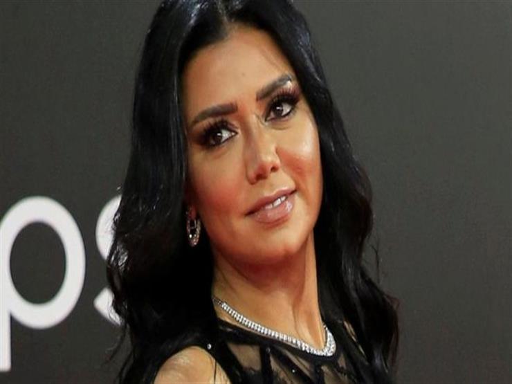 رانيا يوسف تستغل فستانها الفاضح مجددًا ..  وهذا ما فعلته!