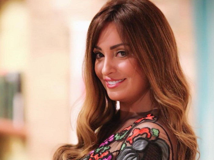 حرارة الطعام تدفع نرمين الفقي للرقص بشكل مثير  ..  فيديو 