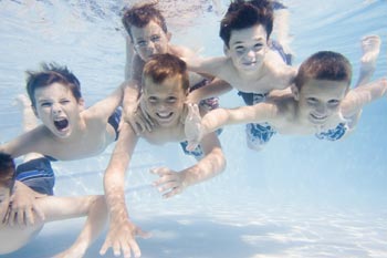السباحة تنمي ذكاء الطفل