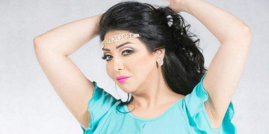 الكويتية مونيا تثير ضجة بفستانها الجريء  ..  فيديو 