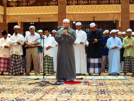 يتبادلان اللكمات أثناء الصلاة 