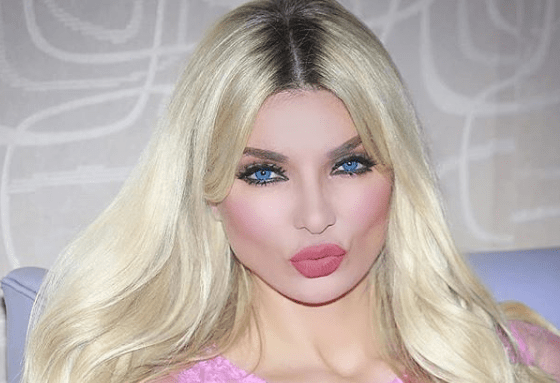 ميريام كلينك تُغطي نصف جسدها بـ«النقود»  .. شاهد 