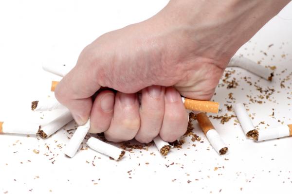 التدخين السلبي يفقد السمع