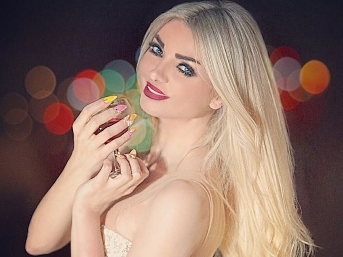  ميريام كلينك تتحدّى البرد بإطلالة جريئة  .. شاهد