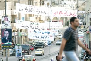 الملصقات الانتخابية تلحق اضرارا بعناصر السلامة المرورية 