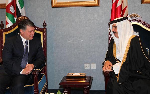 الملك يبحث مع آل خليفة تعزيز التعاون الثنائي