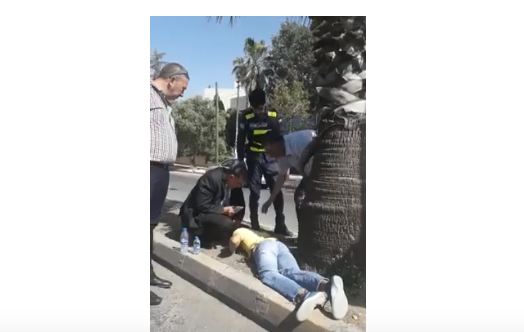 بالفيديو  ..  وزير الصحة يترجل من مركبته لإسعاف مصاب بالشارع 