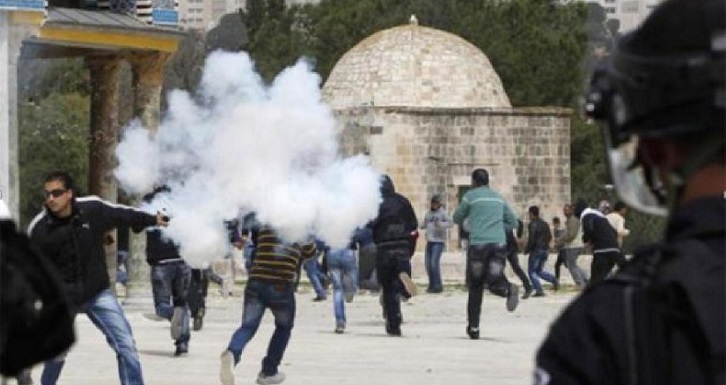 الاحتلال يصيب معتكفين بالأقصى ومئات المستوطنين يقتحمونه