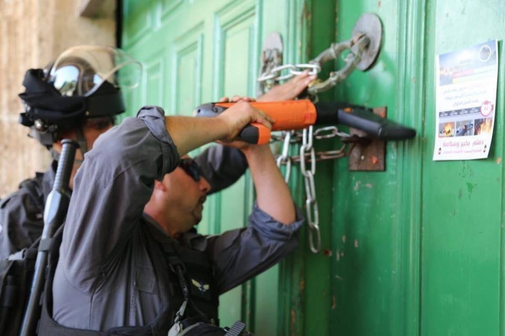 الاحتلال  يغلق المصلى القبلي في الأقصى بسلاسل حديدية