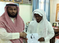 يكتب بدمه لوحة "وطني في قلبي"