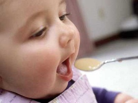 تغذية الطفل في مراحله المبكرة مهمة 