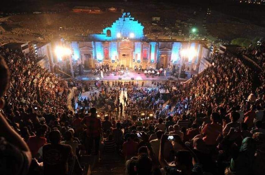 السعودية جود عزيز تثير جدلا بحجابها الجديد .. فيديو