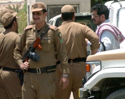 سعودي يهدد بالانتحار إذ لم يحضروا له سيارة وبداخلها امرأة