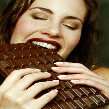 النساء تُفضل الشوكولاتة على الرجال