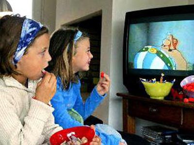 اللعب مع تناول الطعام  .. يزيد الوزن