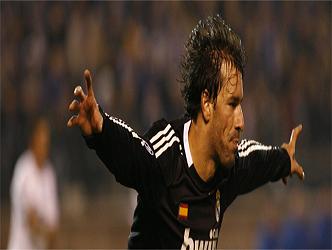 مدريد يمهل هامبورغ 48 ساعة لحسم موقفه من نيستلروي