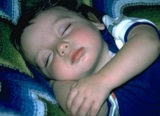 قلة النوم تزيد وزن الأطفال!