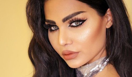 مشهورة متحولة جنسيًا تحدث ضجة بإعلانها زواجها