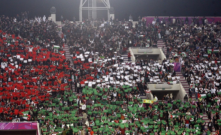 مشجعو النشامى يرسمون لوحات فنية خلال نهائيات كأس آسيا بالدوحة