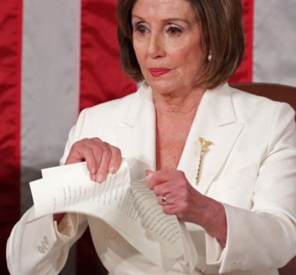 نانسي بيلوسي تعلق على تمزيق خطاب ترامب