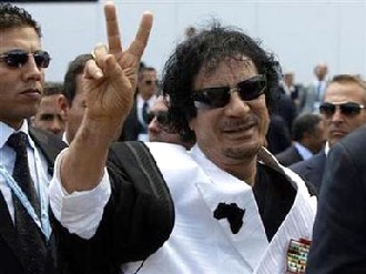 القذافي يشارك في مظاهرة شعبية لإسقاط حكومته!