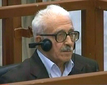 طارق عزيز امام المحكمة بدون محاميه
